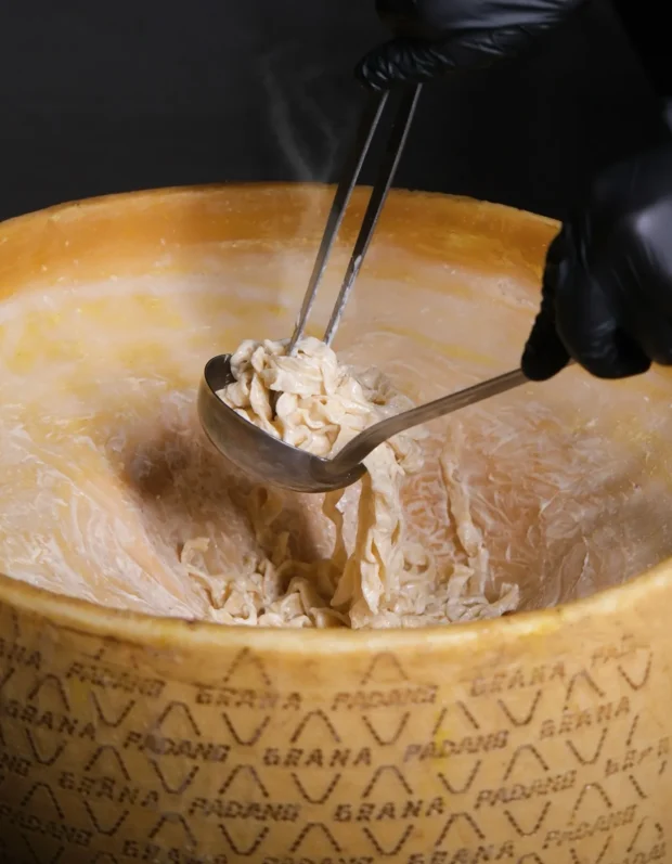Parmesan tekerinde hazırlanan taze fettuccine